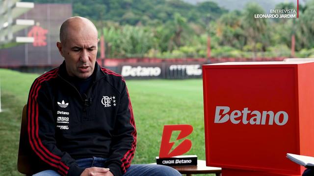 Leonardo Jardim explica como ultrapassar calendário sufocante no Brasil