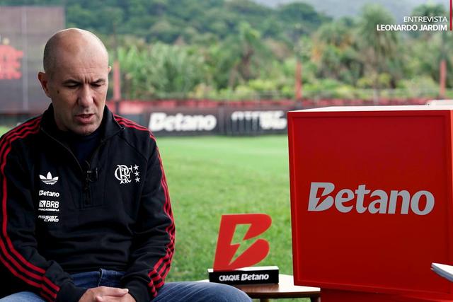 Leonardo Jardim explica como ultrapassar calendário sufocante no Brasil