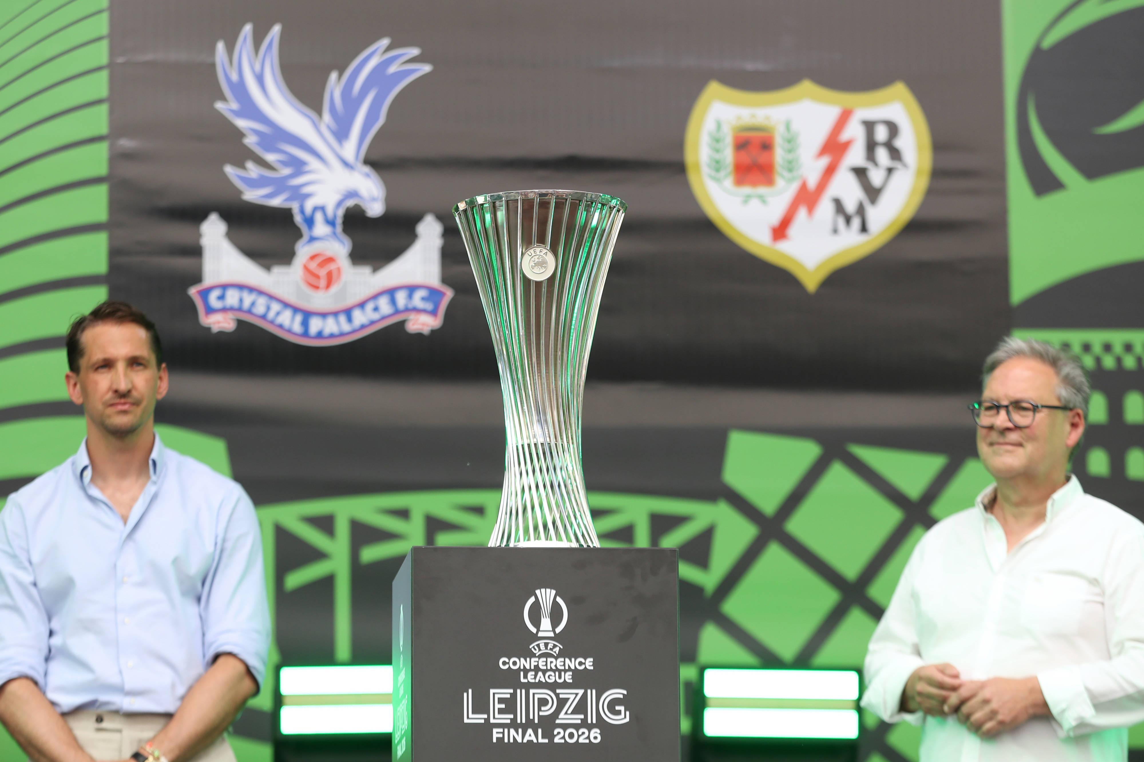 Troféu da Conference presente em Leipzig