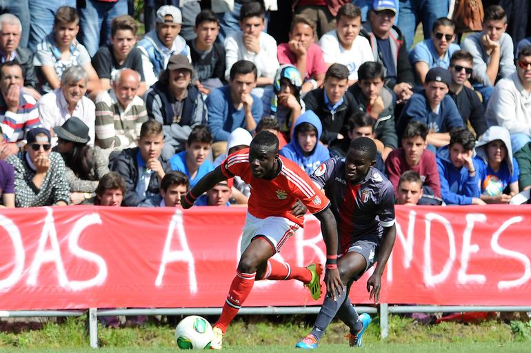 Romário Baldé deixou o Benfica em 2017 para representar o Lechia Gdansk, da Polónia. Voltou para jogar por Académica, Gil Vicente e Leixões, jogou em Chipre, China, Tailândia e Coreia do Sul. Está no Itabaiana, da 3.ª divisão do Brasil - Foto: A BOLA