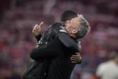 Dembélé e Luis Enrique abraçados