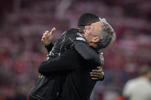 Dembélé e Luis Enrique abraçados