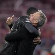 Dembélé e Luis Enrique abraçados