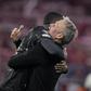 Dembélé e Luis Enrique abraçados
