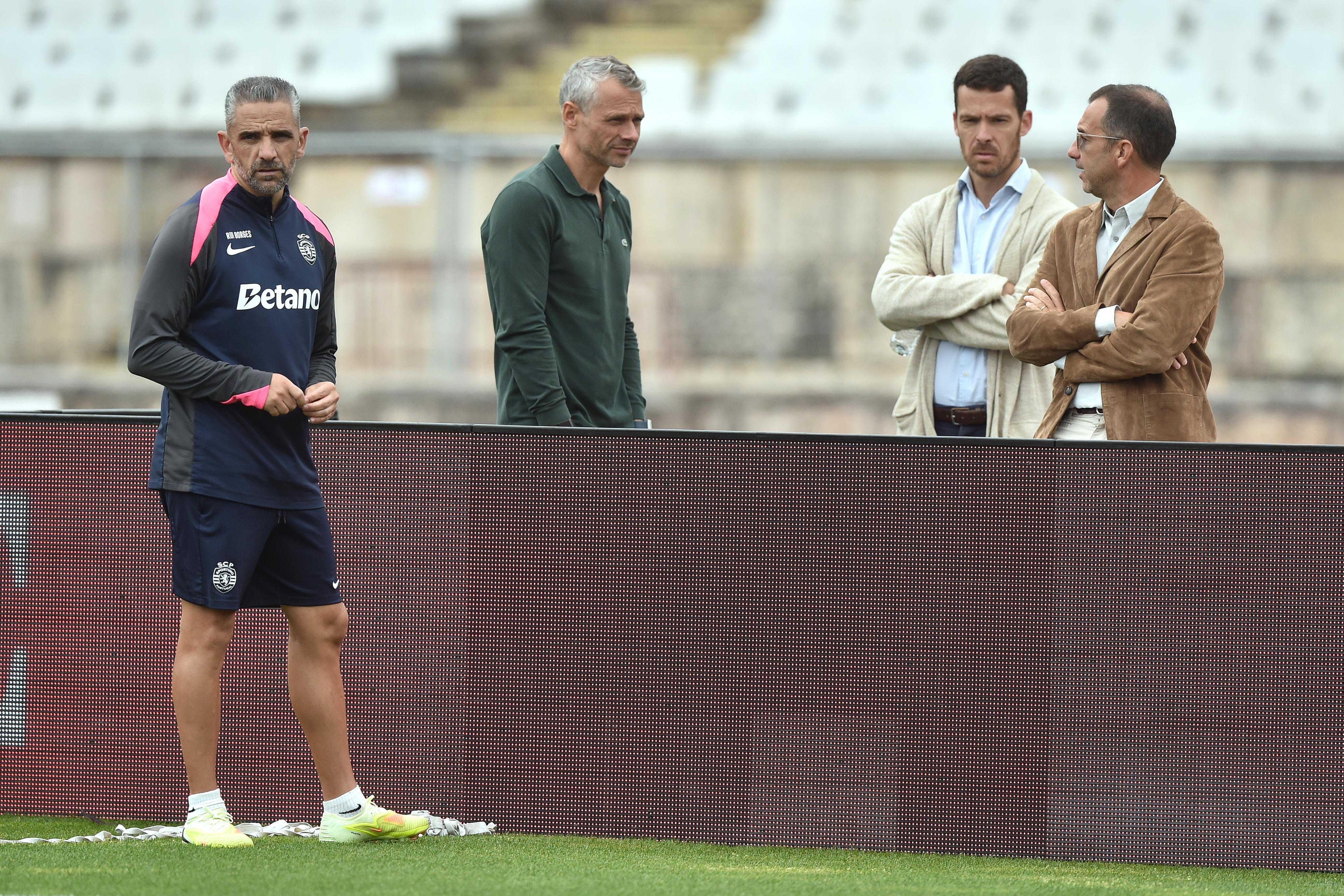 O treinador Rui Borges, Bernardo Morais Palmeiro e Frederico Varandas, respetivamente diretor geral do futebol e presidente do Sporting  - Foto: MIGUEL NUNES