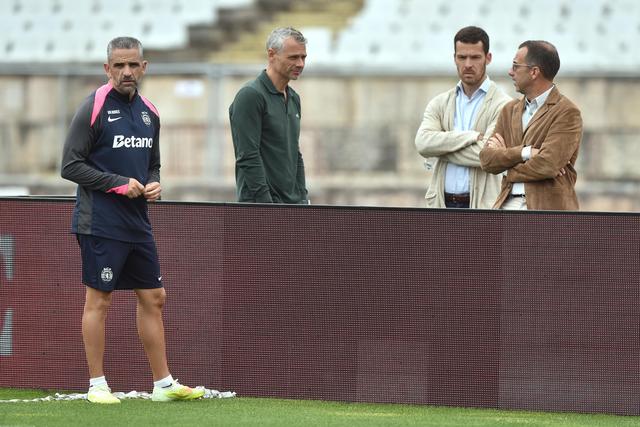 O treinador Rui Borges, Bernardo Morais Palmeiro e Frederico Varandas, respetivamente diretor geral do futebol e presidente do Sporting tratam do futuro  - Foto: MIGUEL NUNES