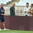 O treinador Rui Borges, Bernardo Morais Palmeiro e Frederico Varandas, respetivamente diretor geral do futebol e presidente do Sporting  - Foto: MIGUEL NUNES