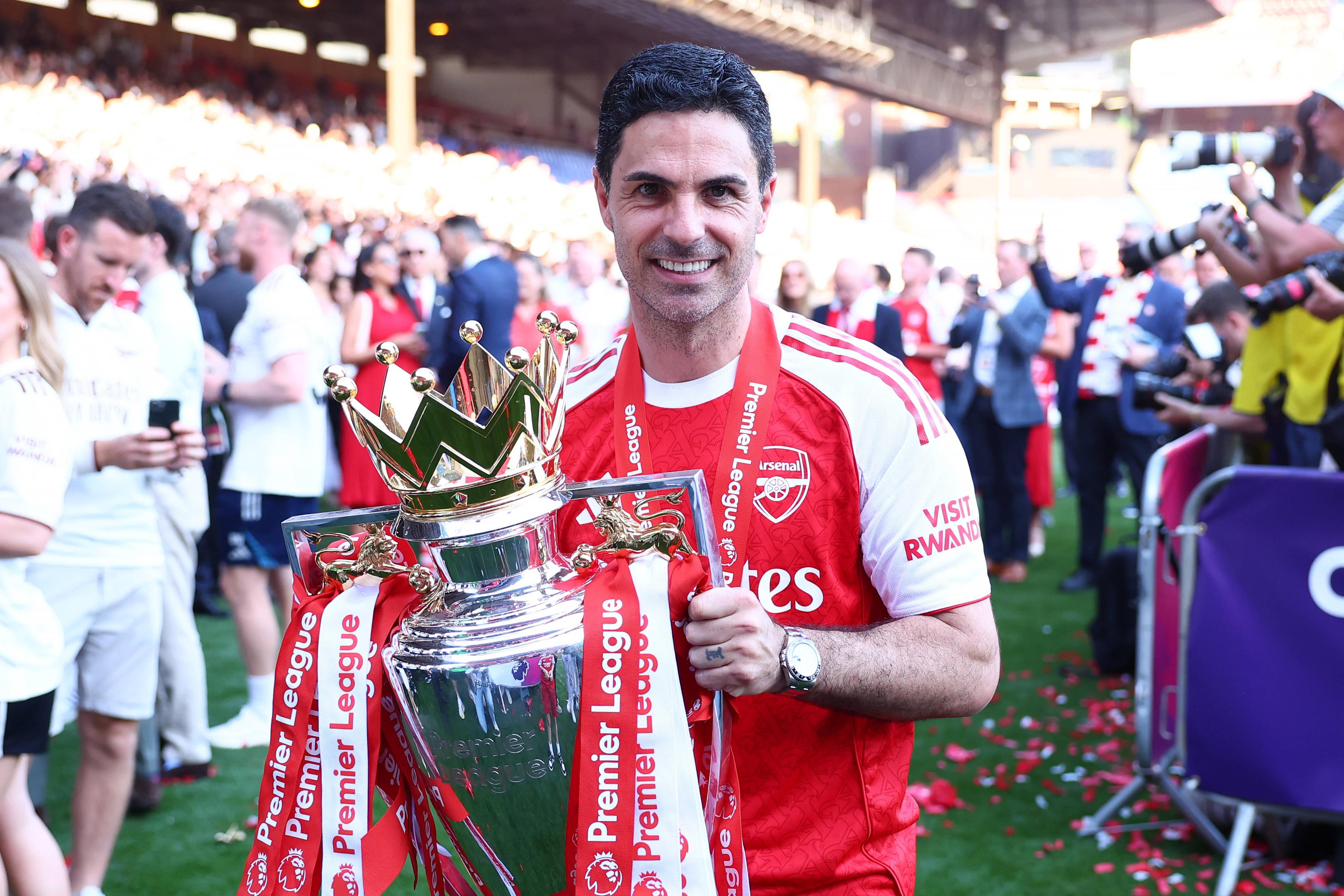 Mikel Arteta com o troféu da Premier League 2025/26