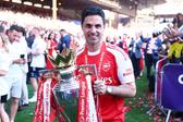 Mikel Arteta com o troféu da Premier League 2025/26