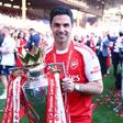 Mikel Arteta com o troféu da Premier League 2025/26