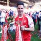 Mikel Arteta com o troféu da Premier League 2025/26