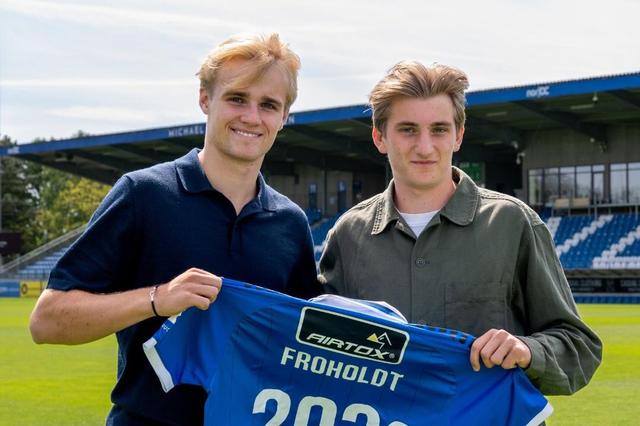Victor Froholdt ao lado do irmão Hjalte na renovação em maio - Foto: Lyngby