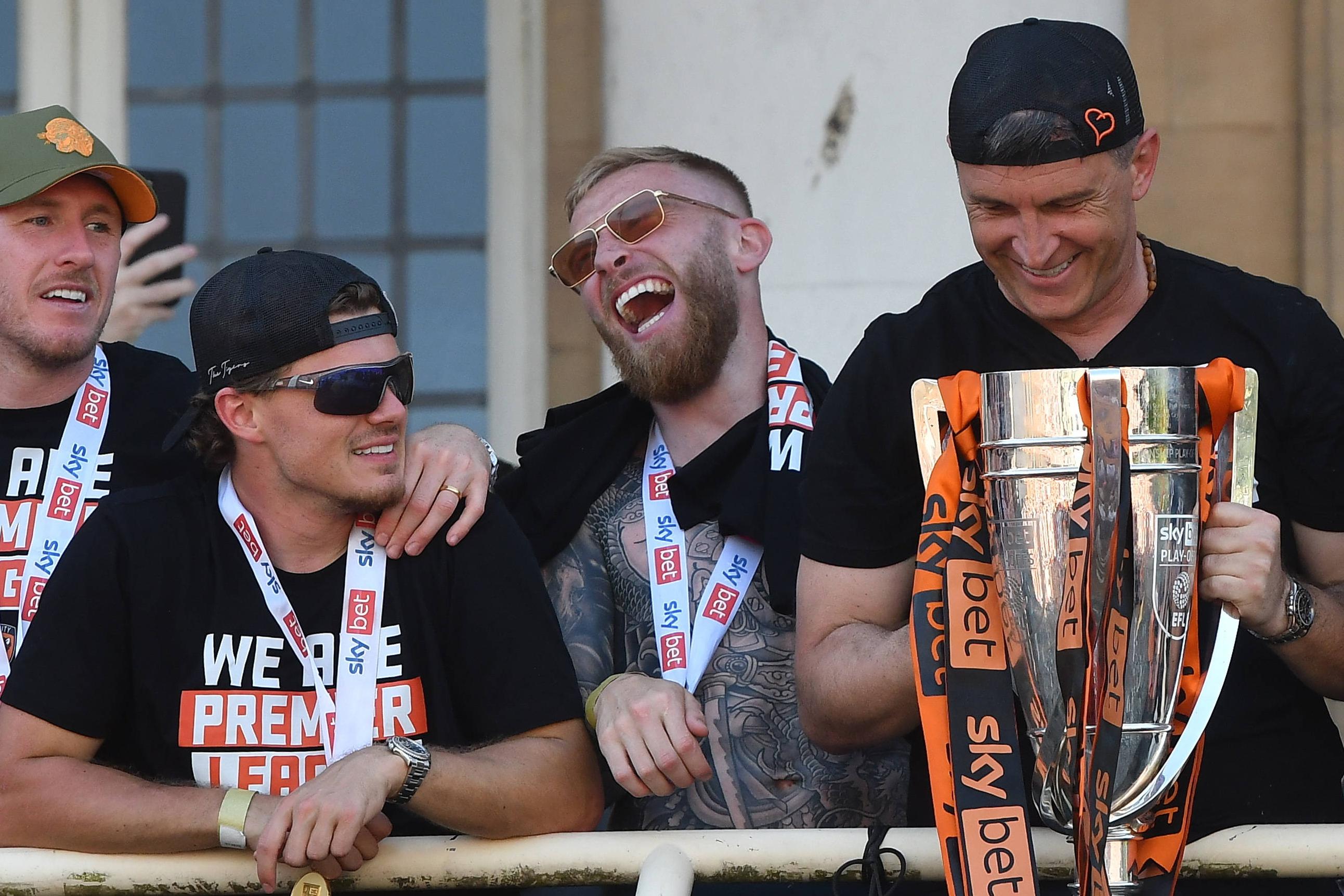 Sergej Jakirovic, treinador do Hull City, com o troféu nas mãos