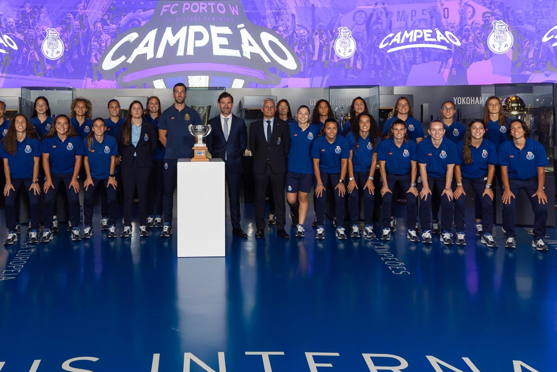 Villas-Boas recebeu o troféu no museu - Foto: FC Porto