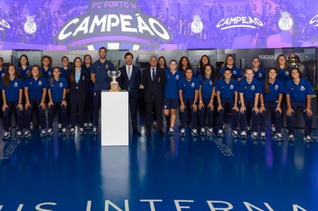 Villas-Boas recebeu o troféu no museu - Foto: FC Porto