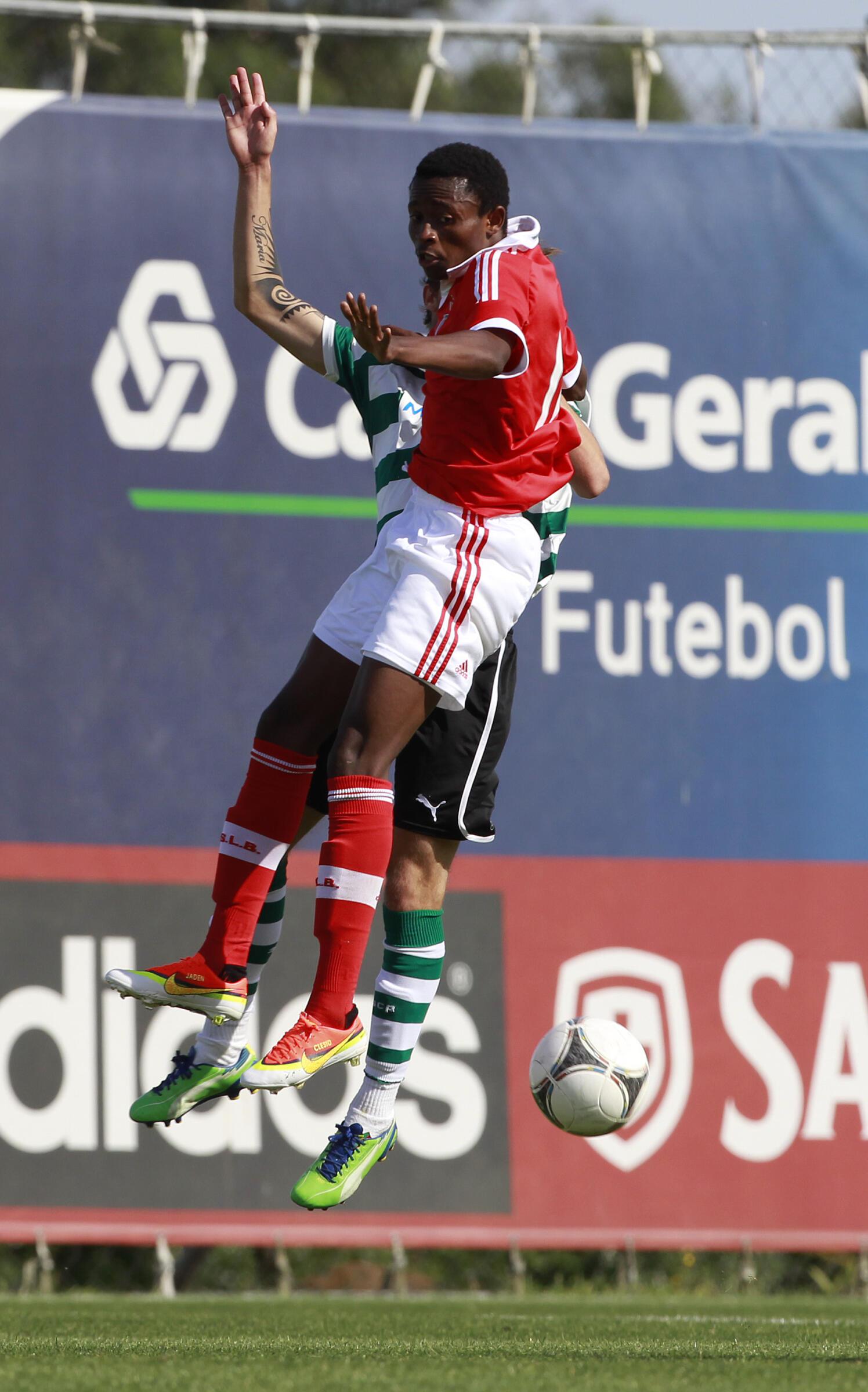 Clésio Baúque fez um jogo pela equipa A do Benfica e também jogou pelo Marítimo em Portugal. Está em Moçambique, no Ferroviário de Maputo - Foto: A BOLA