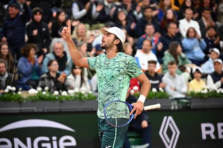 Jaime Faria bate ex-top 10 mundial e avança para a segunda ronda de Roland Garros