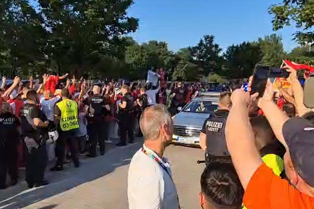 A chegada da Turquia ao Volksparkstadion