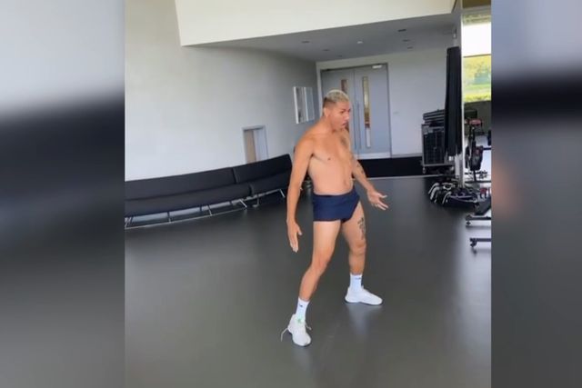 Richarlison recupera de lesão e faz o 'sii' de Ronaldo