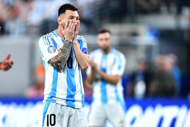 VÍDEO: a genialidade de Messi esbarrou no poste