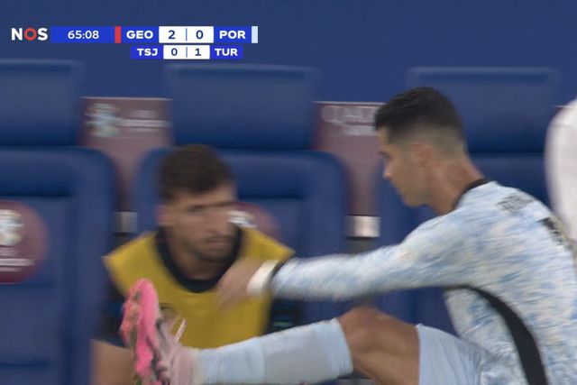 Vídeo: Ronaldo saiu chateado e garrafa de água pagou caro...