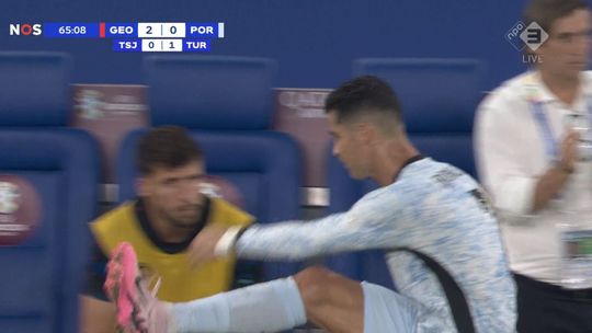 Vídeo: Ronaldo saiu chateado e garrafa de água pagou caro...