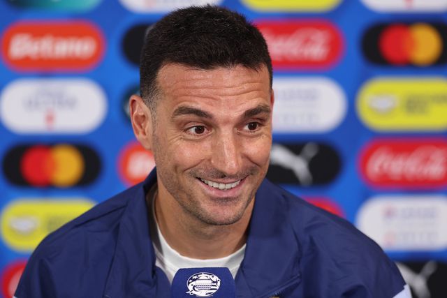 «Como tens o meu número?»: o ‘bate-boca’ entre Scaloni e jornalista (vídeo)