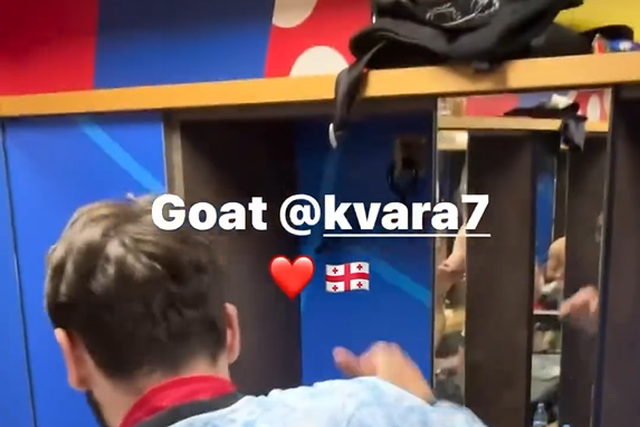 Kvaratskhelia exibe a camisola de Cristiano Ronaldo