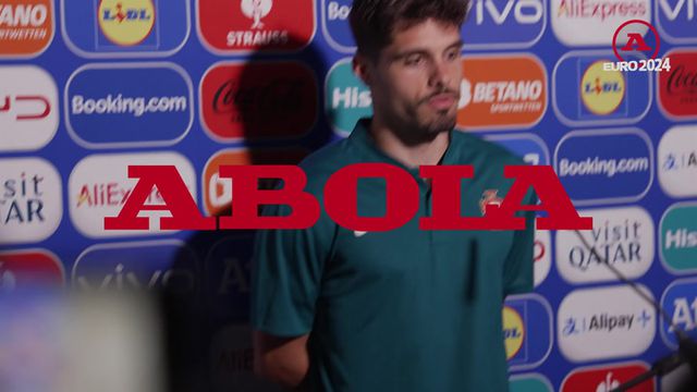 Pedro Neto na zona mista após a derrota de Portugal