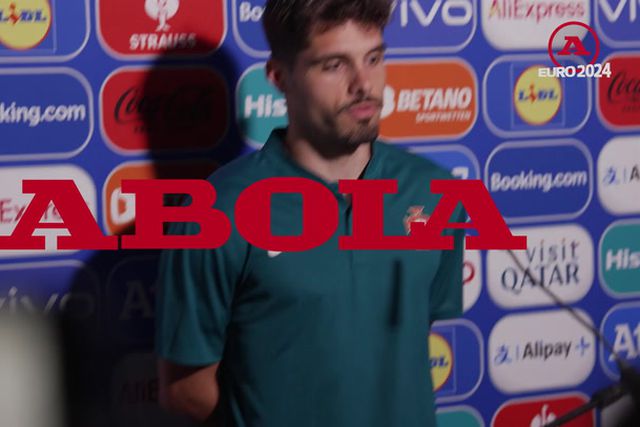 Pedro Neto na zona mista após a derrota de Portugal