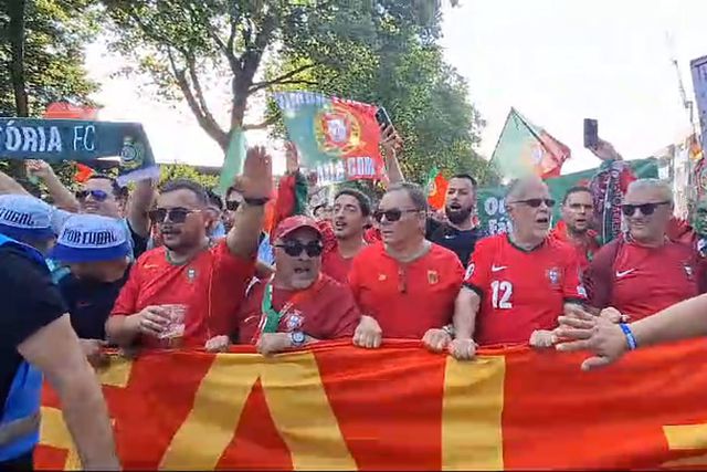Adeptos portugueses a caminho do estádio para o jogo com a Geórgia