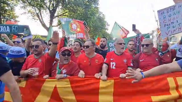 Adeptos portugueses a caminho do estádio para o jogo com a Geórgia