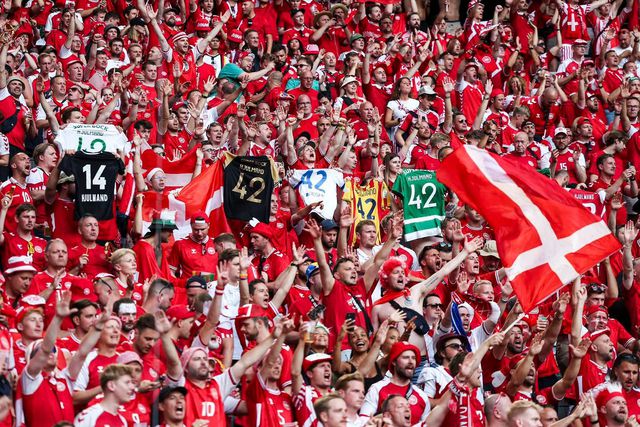 Legião de fãs de Hjulmand faz-se notar com... camisolas do Sporting