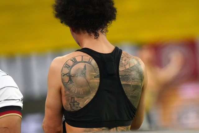 Leroy Sané arrependeu-se de fazer uma tatuagem de… Leroy Sané