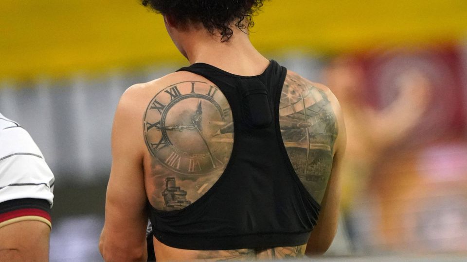 Leroy Sané arrependeu-se de fazer uma tatuagem de… Leroy Sané