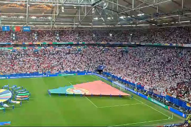 Ambiente nas bancadas de Gelsenkirchen