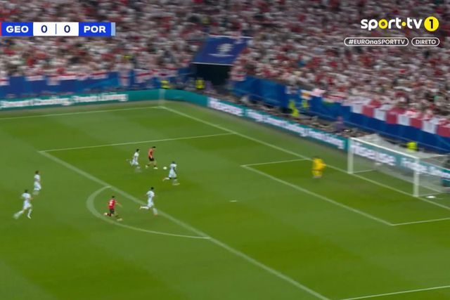 Vídeo: Kvaratskhelia marca após perda de bola de António Silva