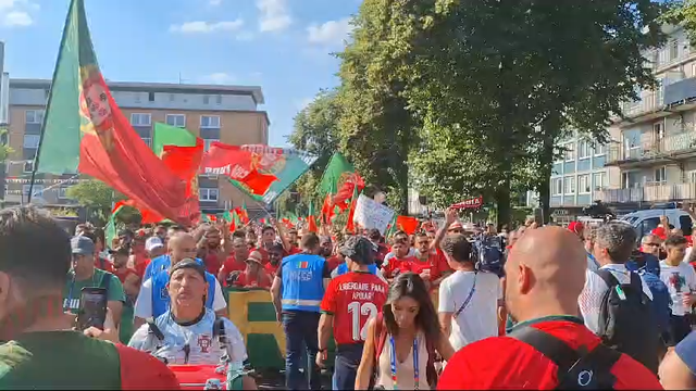 «Sou, de Portugal eu sou!» Arranca a marcha dos adeptos portugueses até ao estádio