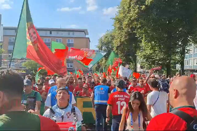 «Sou, de Portugal eu sou!» Arranca a marcha dos adeptos portugueses até ao estádio
