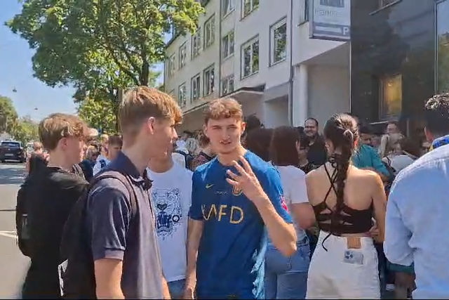 Multidão à espera da Seleção e já se grita por Ronaldo