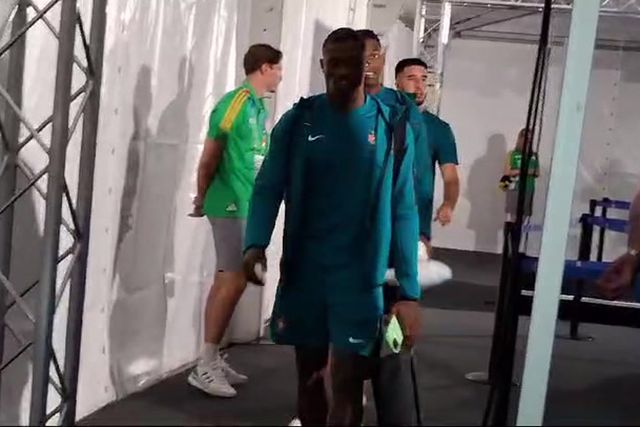 Jogadores de Portugal deixam o estádio
