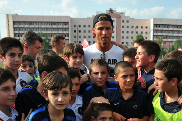 Ronaldo apadrinhou-os e hoje vão defrontar o ídolo português