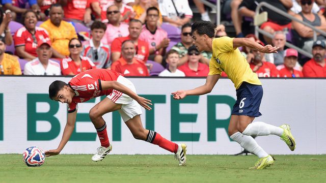 «Não dar oportunidades a jovens da formação faz parte da estratégia do Benfica»