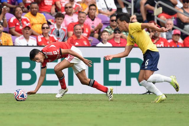«Não dar oportunidades a jovens da formação faz parte da estratégia do Benfica»