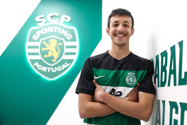 Médio assina com o Sporting
