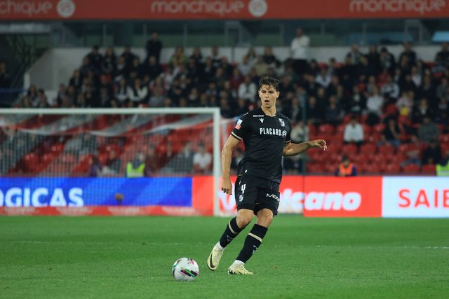 V. Guimarães: central canhoto procura-se