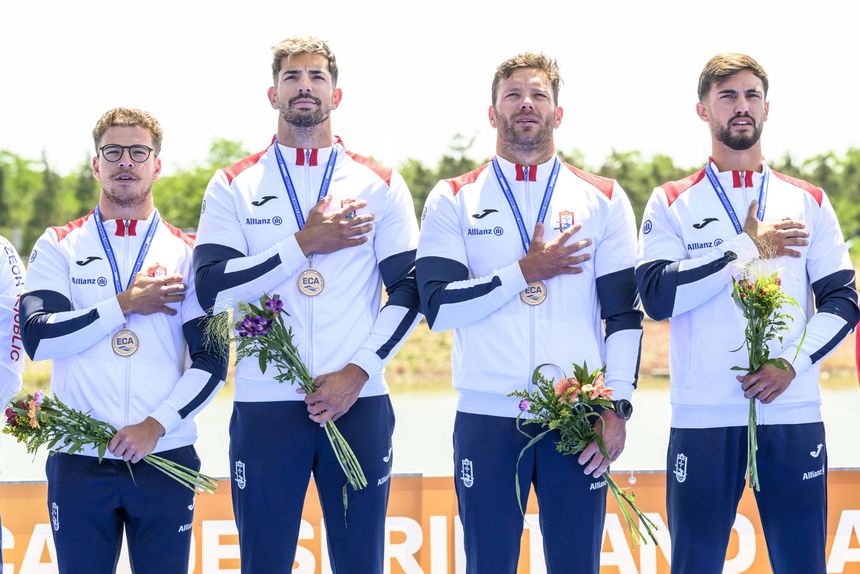 Equipa portuguesa de canoagem K4 composta por Gustavo Gonçalves, João Ribeiro, Messias Baptista e Pedro Casinha, conquista medalha de ouro nos Europeus de canoagem da Chéquia em 2025. Foto Federação Portuguesa de Canoagem