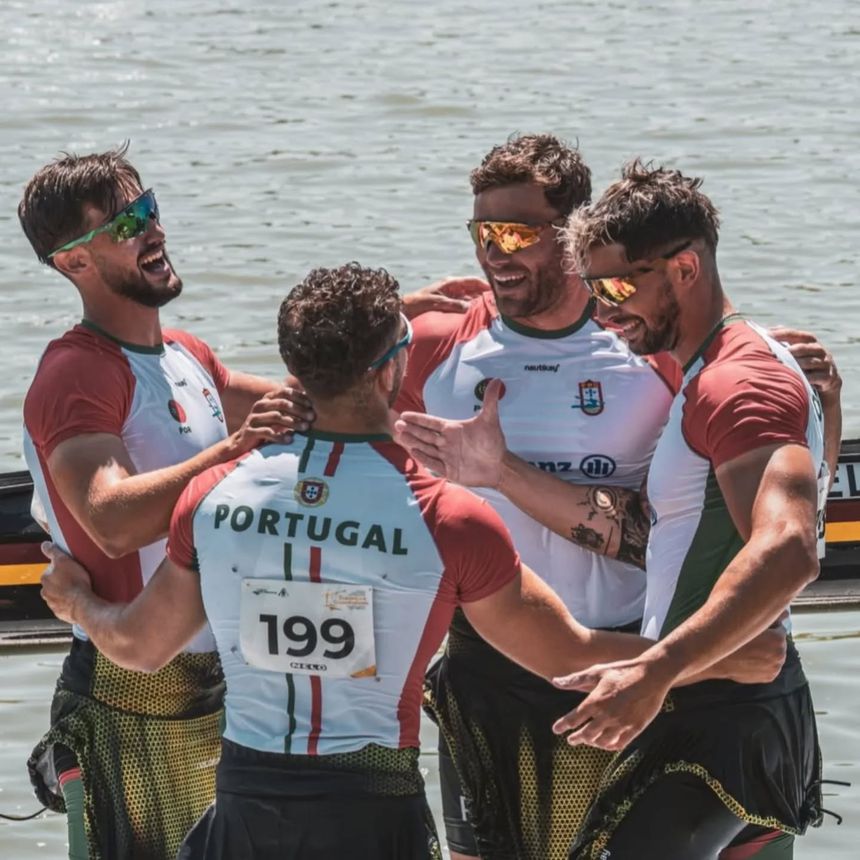 Equipa portuguesa de canoagem K4 composta por Gustavo Gonçalves, João Ribeiro, Messias Baptista e Pedro Casinha, conquista medalha de ouro nos Europeus de canoagem da Chéquia em 2025. Foto Federação Portuguesa de Canoagem