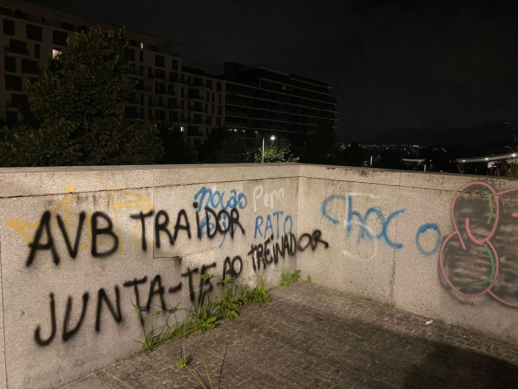 Mensagens contra Villas-Boas pintadas junto ao Dragão (fotos)