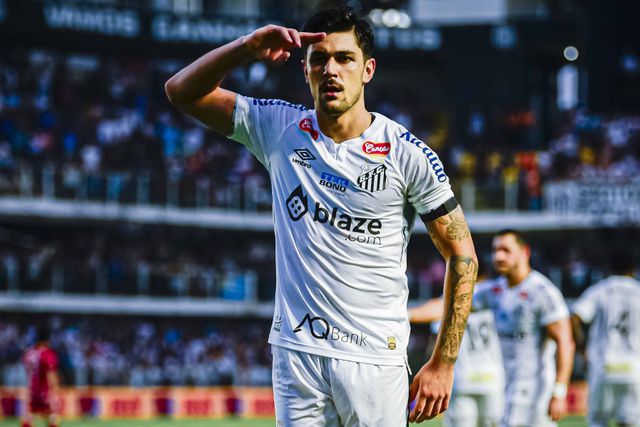 João Basso foi transferido do Arouca para o Santos em 2023, mas o clube brasileiro ainda não pagou o defesa-central (Foto: IMAGO)